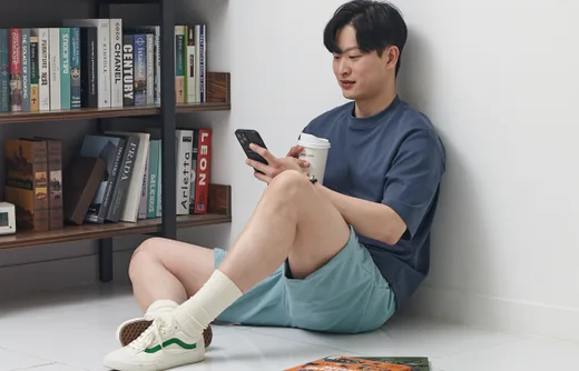 라이프 프리핏 차림으로 휴식을 즐기는 모습